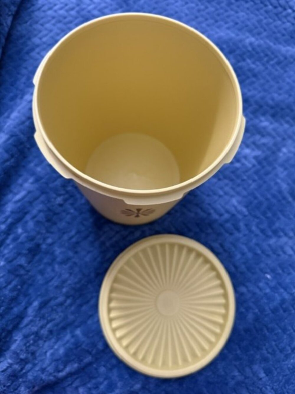 Vintage Tupperware Harvest Gold Servalier Canisters Set of 3 Daisy Mod - Picture 9 of 15